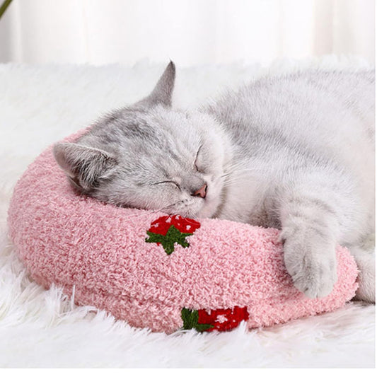 chat blanc endormi sur coussin pour chat coussinou rose