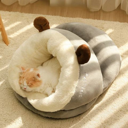 chat endormie dans panier pour chat ronson gris