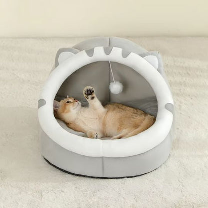 chat qui joue dans niche à chat mimichat grise