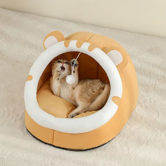chat qui joue dans niche à chat mimichat jaune