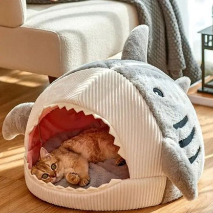 chat roux couche dans niche pour chat peluchon grise