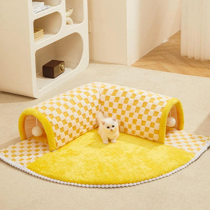 chaton blanc sur tapis du tunnel chat grottinou