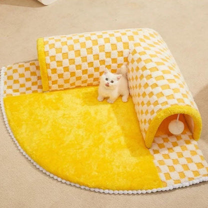 chaton blanc sur tunnel chat grottinou