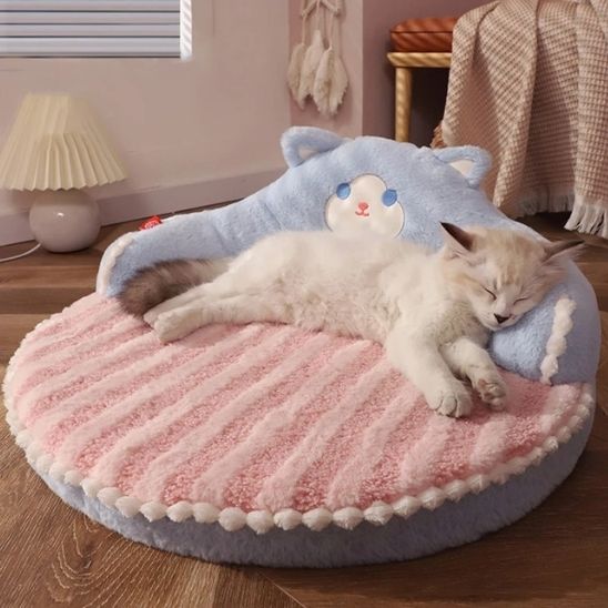 coussin chat doudou chaton endormi sur fond rose