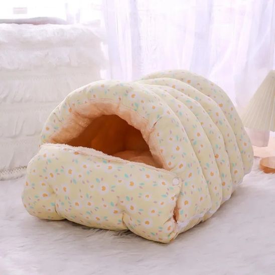 coussin chat toudoux nid jaune chat endormi