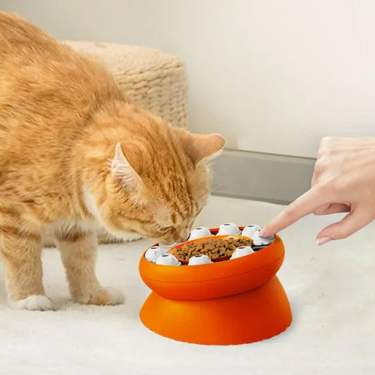 Chat roux mangeant dans la gamelle anti-glouton chat croqpuzzle orange