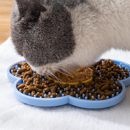 gros plan chat tapis lechage gourmifleur